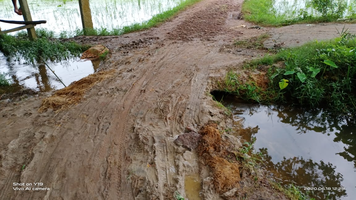 আরামবাগ থানার আরান্ডী পঞ্চায়েত শেষ সীমানায় রাস্তার বেহাল দশা । কোন পঞ্চায়েত করবে রাস্তা সংস্কার ? রাস্তা সংস্কারের দাবিতে সোচ্চার গ্রামেরমানুষ সহ ছাত্রছাত্রীরা ।