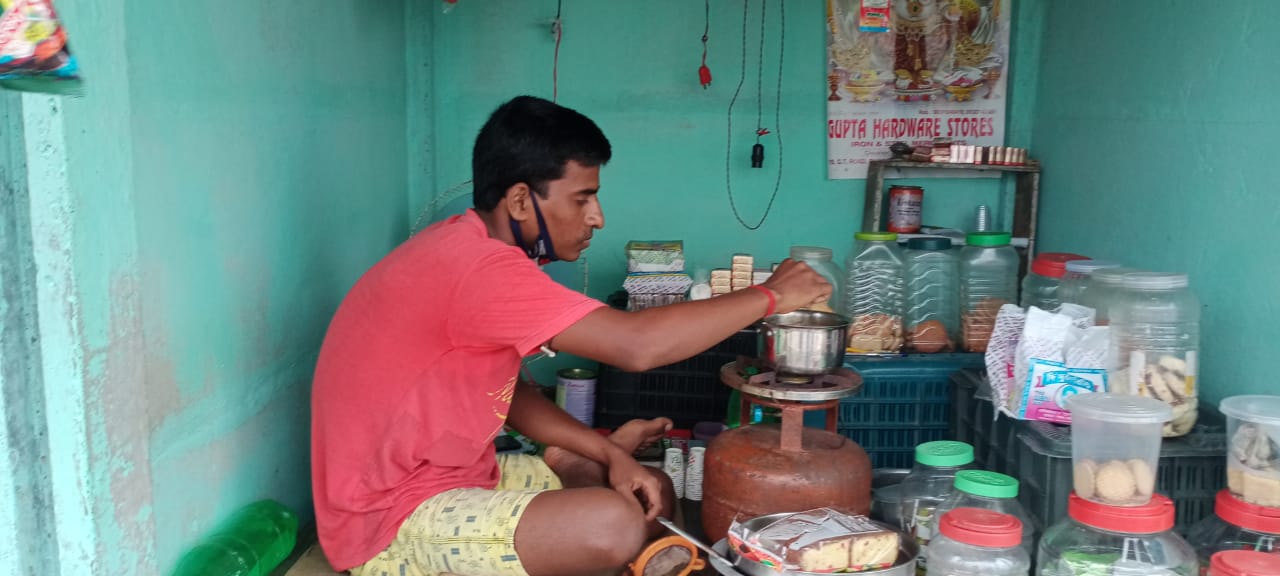 সংসারে অভাব,ব্যাঙ্ক লোনের চাপ,বাধ্য হয়ে ফুটপাতের চা বিক্রেতা সফল ইঞ্জিনিয়ার সঞ্জু