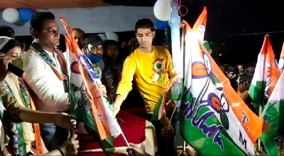 উন্নয়নে সামিল হতে তৃনমূলে যোগদান হরিশ্চন্দ্রপুরে