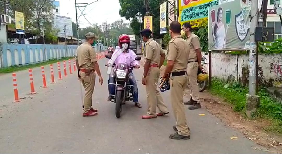 লকডাউন চলাকালীন ‘পুলিশ’ লেখা ভুয়ো গাড়ি সহ তিন জনকে আটক করল বহরমপুর থানার পুলিশ