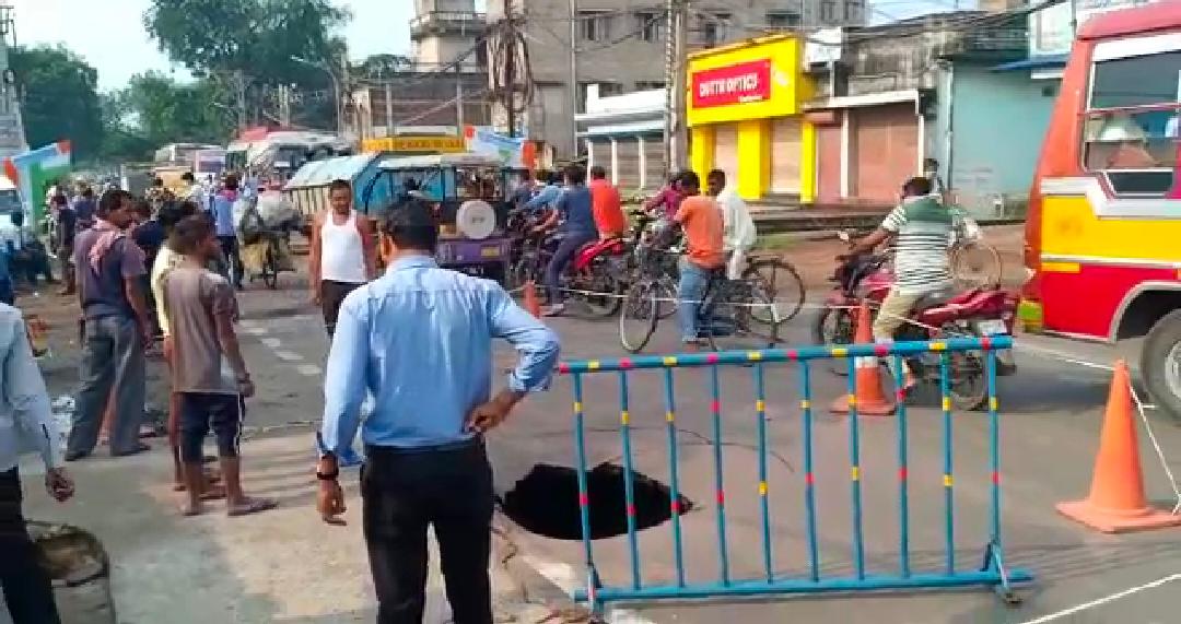জাতীয় সড়কে ধ্বংস নেমে বিপত্তি, চাঞ্চল্য এলাকায়