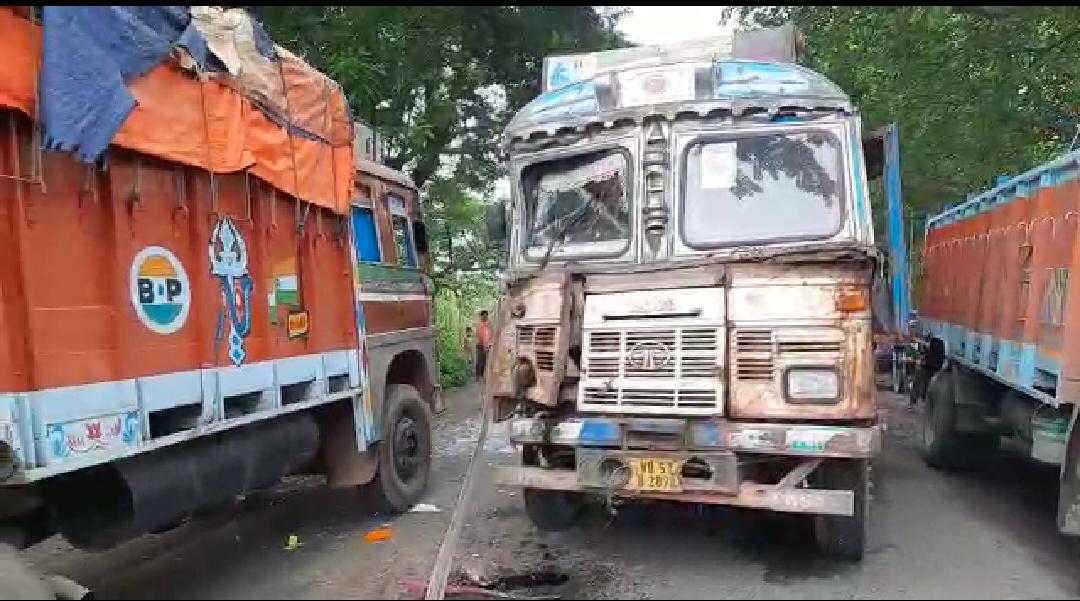 মুর্শিদাবাদে বাস ও লরির মুখোমুখি সংঘর্ষে গুরুতর আহত ২০