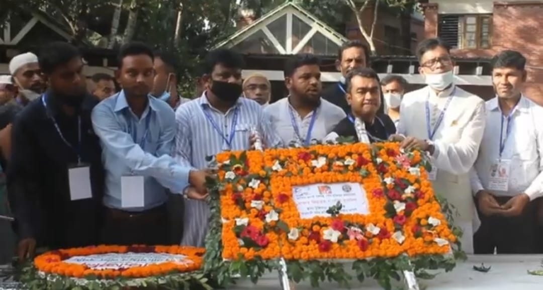 গোপালগঞ্জে বঙ্গবন্ধুর সমাধিতে আওয়ামী মটর শ্রমিক লীগের শ্রদ্ধা নিবেদন