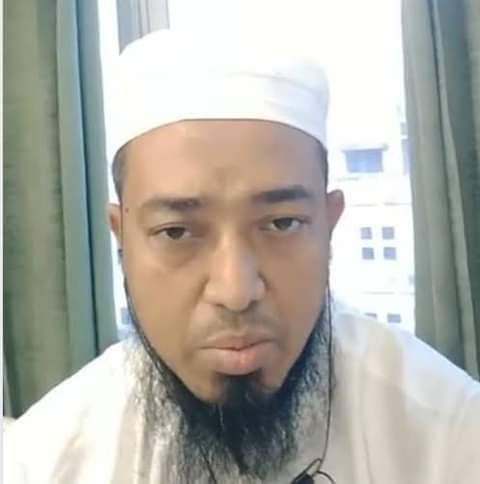 ছাত্রদের আন্দোলনের মুখে গণধোলাইয়ের স্বীকার শিক্ষক মাঈনুদ্দীন রুহী