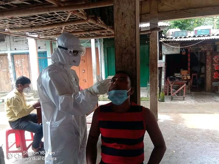 অনশন ধর্মঘটের জন্য করোনা পরীক্ষা করে তৈরি হচ্ছেন স্বচ্ছ এনজিও-র কর্মকর্তারা