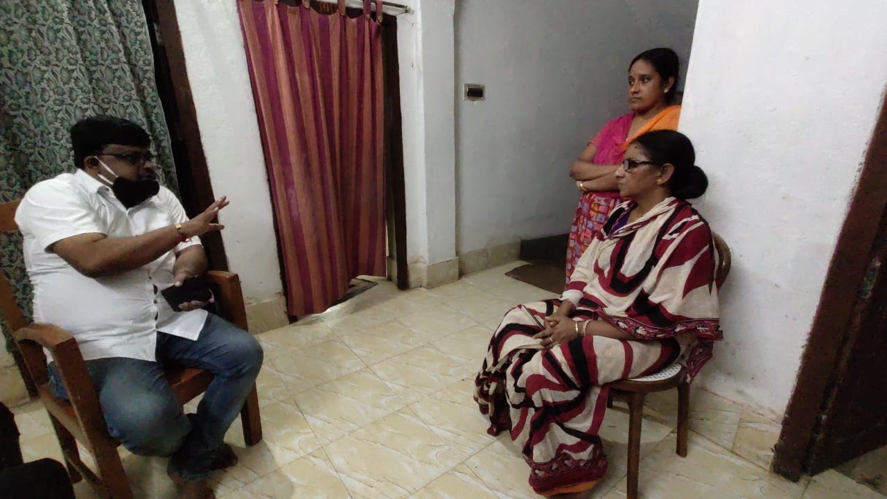 স্বেচ্ছায় মৃত্যুর আবেদনকারী পরিবারের পাশে সমাজসেবী কাজল গোস্বামী