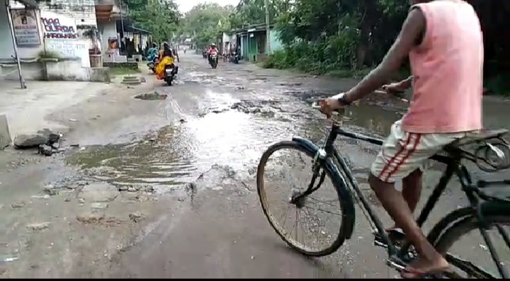 কল্যানেশ্বরী থেকে মাইথন পর্যন্ত রাস্তার হাল বেহাল সমস্যায় স্থানীয় মানুষজন