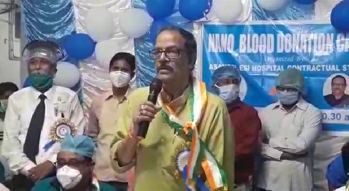 ইএসআই হাসপাতালের রক্তদান শিবিরে মন্ত্রী মলয় ঘটক