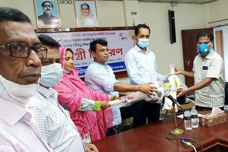 পাকুন্দিয়ায় ২৬ শিক্ষাপ্রতিষ্ঠানে বল ব্যাট স্ট্যাম্প বাস্কেটবল বিতরণ করা হয়