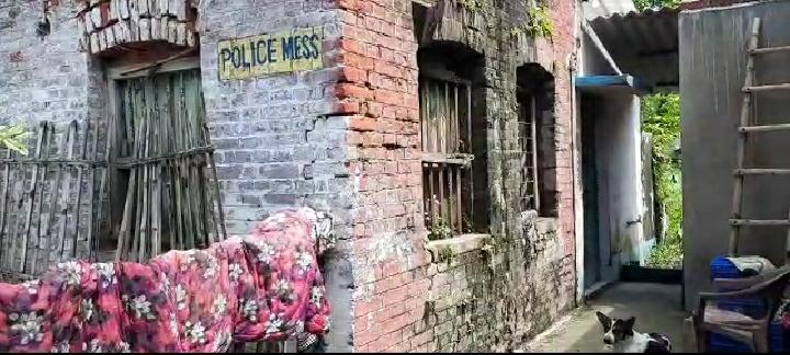 সংস্কারের অভাবে বেহাল পুলিশকর্মীদের আবাসন, বিপাকে পুলিশকর্মী ও তাদের পরিবার