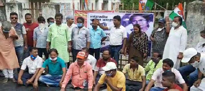 মালদহের হরিশ্চন্দ্রপুর এ কেন্দ্র সরকারের বিরুদ্ধে বিক্ষোভ প্রদর্শন তৃণমূলের