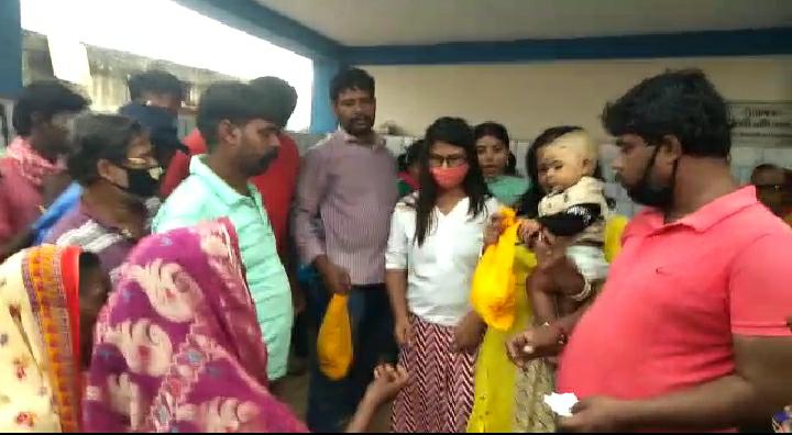 ছেলের অন্নপ্রাশনে দুস্থ মানুষদের মধ্যাহ্ন ভোজন করালেন জেলা সাংবাদিক