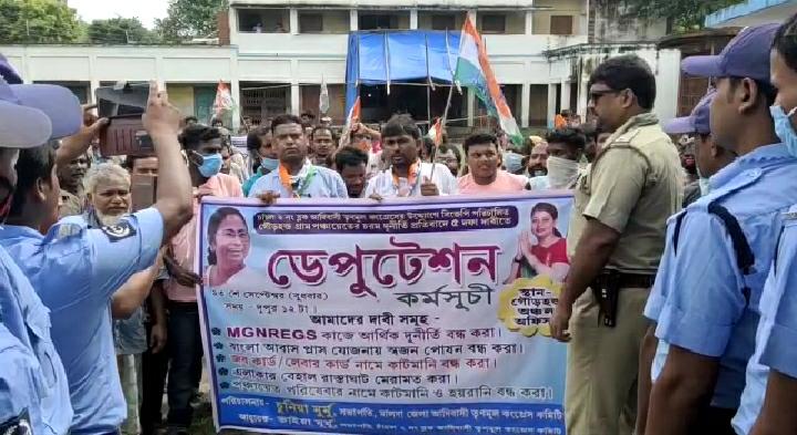 বিজেপি পরিচালিত পঞ্চায়েতে বিক্ষোভ করে পাঁচ দফা দাবীতে ডেপুটেশন জমা দিল আদিবাসী তৃণমূল কমিটি