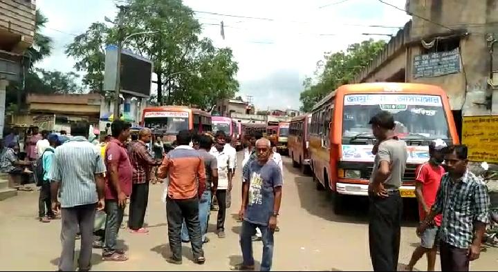 টোটো জেরে অনির্দিষ্টকালের জন্য সব রুটের বাস বন্ধ করে বিক্ষোব বাস কর্মীদের