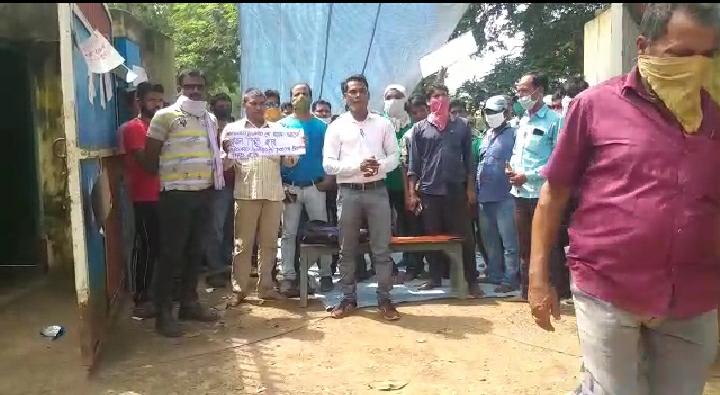 ইসিএলের পাণ্ডবেশ্বর এরিয়ার বেসরকারি সিকিউরিটি গার্ডদের বকেয়া বেতনের দাবিতে আন্দোলন