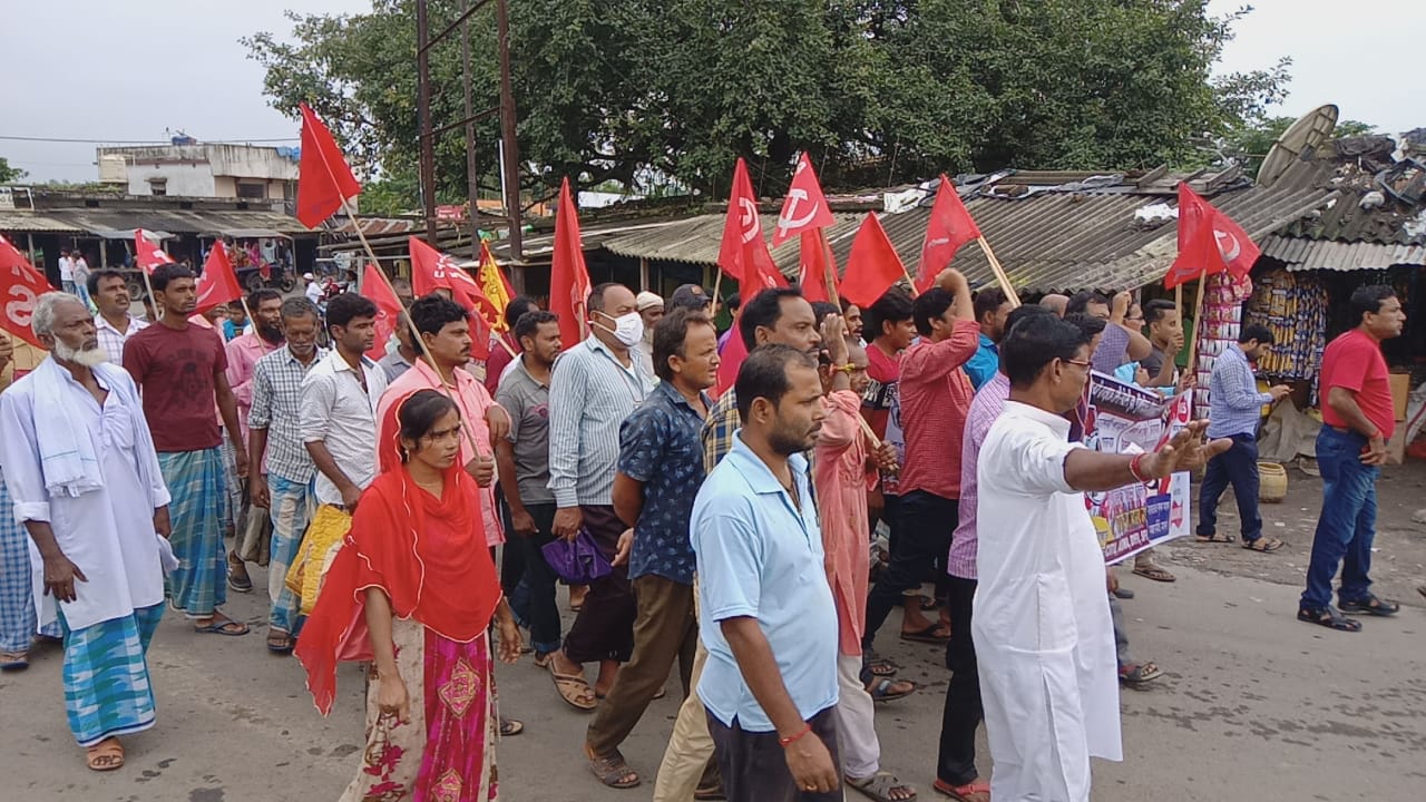 হরিশ্চন্দ্রপুরে কেন্দ্রে আনা কৃষি বিল এর প্রতিবাদে বামেদের রাস্তা অবরোধ
