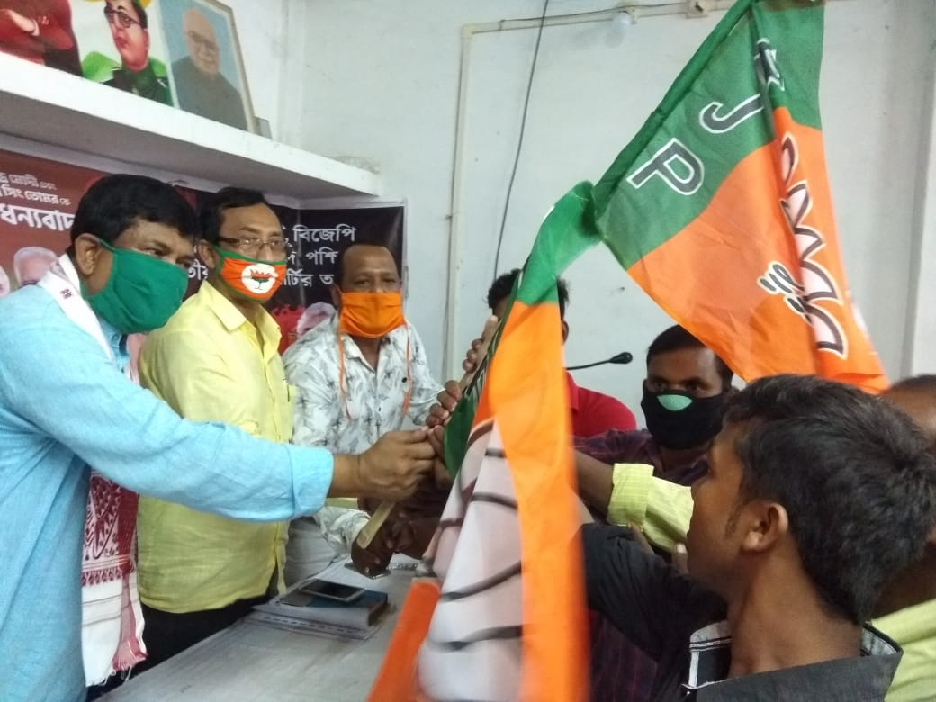 রাজ্য বিজেপির সাধারণ সম্পাদকের হাত ধরে দক্ষিণ দিনাজপুরে বিজেপিতে যোগদান করলো প্রায় ৫০ জন
