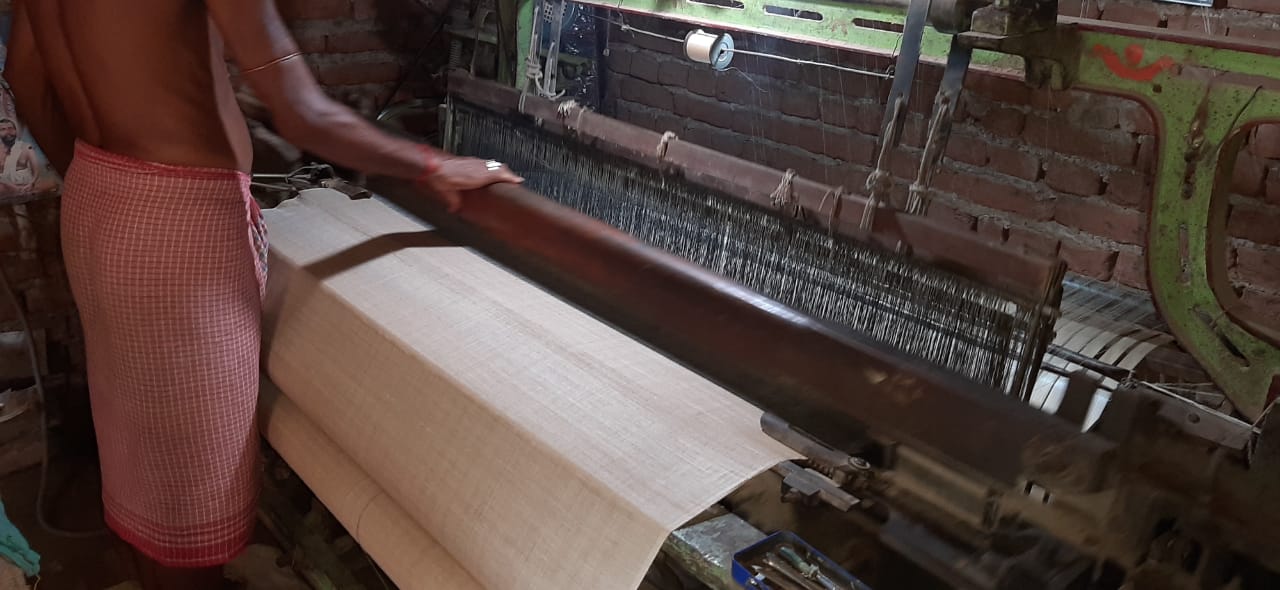 মিলছে না কাঁচামাল, পাচ্ছেন না সরকারি সাহায্য: অভিযোগ তাঁত শিল্পীদের