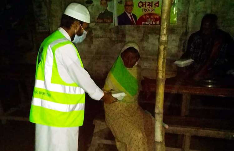 কিশোরগঞ্জে রাতে ছিন্নমূল ও অসহায়দের পাশে আল্লামা আনোয়ার শাহ রহ. ফাউন্ডেশন