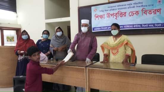 সদর উপজেলার বিভিন্ন শিক্ষা প্রতিষ্ঠানের শিক্ষার্থীদের মাঝে চেক বিতরণ