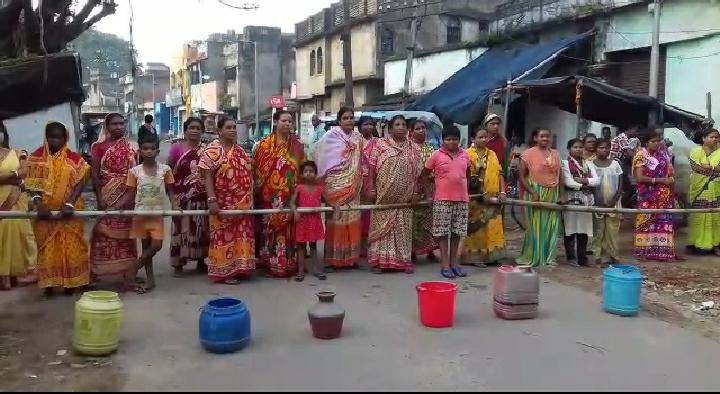 পানীয় জলের সমস্যার জন্য বিক্ষোভ রাণীগঞ্জে