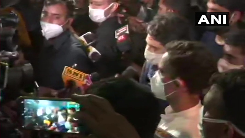 অবশেষে হাতরাসে মনীষার পরিবারের সাথে দেখা করলেন রাহুল গান্ধী ও প্রিয়াঙ্কা গান্ধী