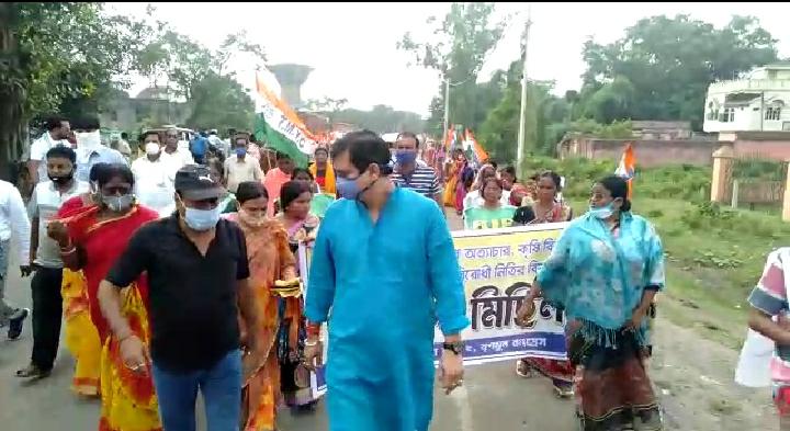 উত্তর প্রদেশের ধর্ষন করে খুনের ঘটনার প্রতিবাদে তৃনমূলের বিক্ষোভ মিছিল