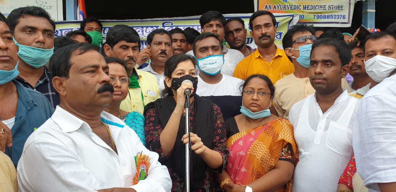 রাজ্যসভার তৃণমূল সাংসদের নেতৃত্বে উত্তরপ্রদেশের ধর্ষণ খুনের ঘটনার প্রতিবাদ মিছিল