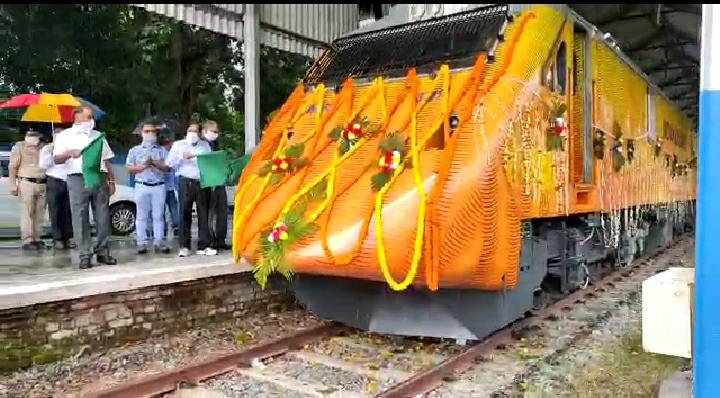 চিত্তরঞ্জন কারখানায় এই প্রথম উৎপন্ন হল এরোডায়নামিক ডিজাইনের তেজস এক্সপ্রেস ইঞ্জিনের