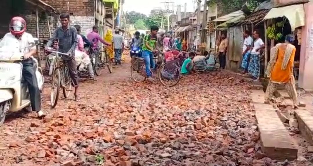 নবনির্মিত কংক্রিট নিকাশি নালা ভেঙে পড়ায় এলাকাবাসীর তুমুল ক্ষোভ মুর্শিদাবাদের ভগবানগোলায়