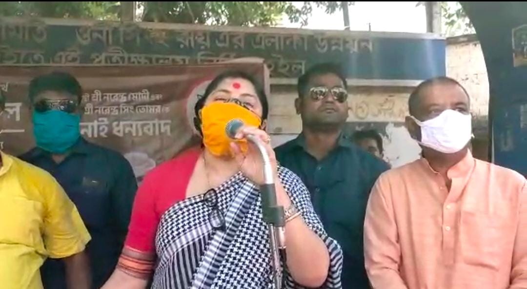 মুর্শিদাবাদে কৃষকদের কৃষিবিল বোঝাতে বাড়িতে গিয়ে প্রচারের নির্দেশ বিজেপি নেত্রী লকেট চট্টোপাধ্যায়ের