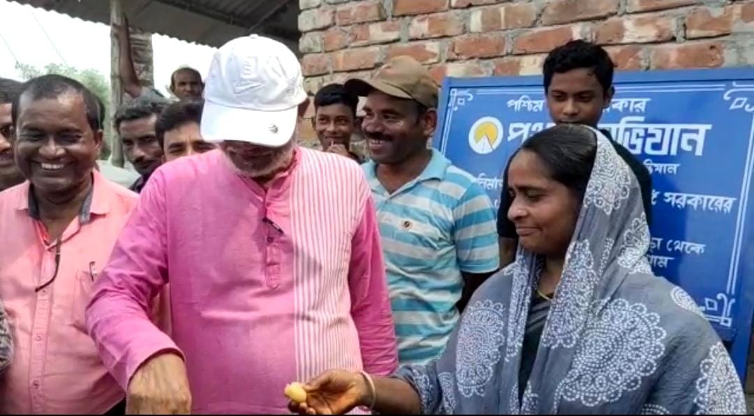 চাঁচলে পথশ্রী প্রকল্পের মাধ্যমে রাস্তার কাজের শিলান্যাস করলেন জেলা পরিষদের সদস্যা উম্মেহানা বিবি