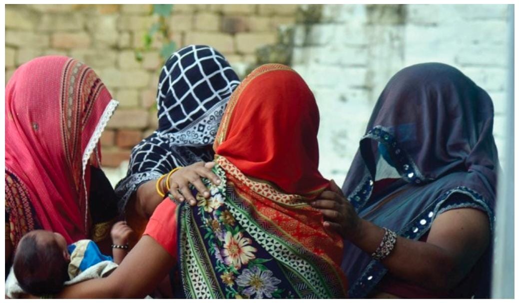 ‘গ্রামে থাকতে ভয় পাচ্ছি, চলে যেতে চাই’, বলল হাথরসের নির্যাতিতার পরিবার