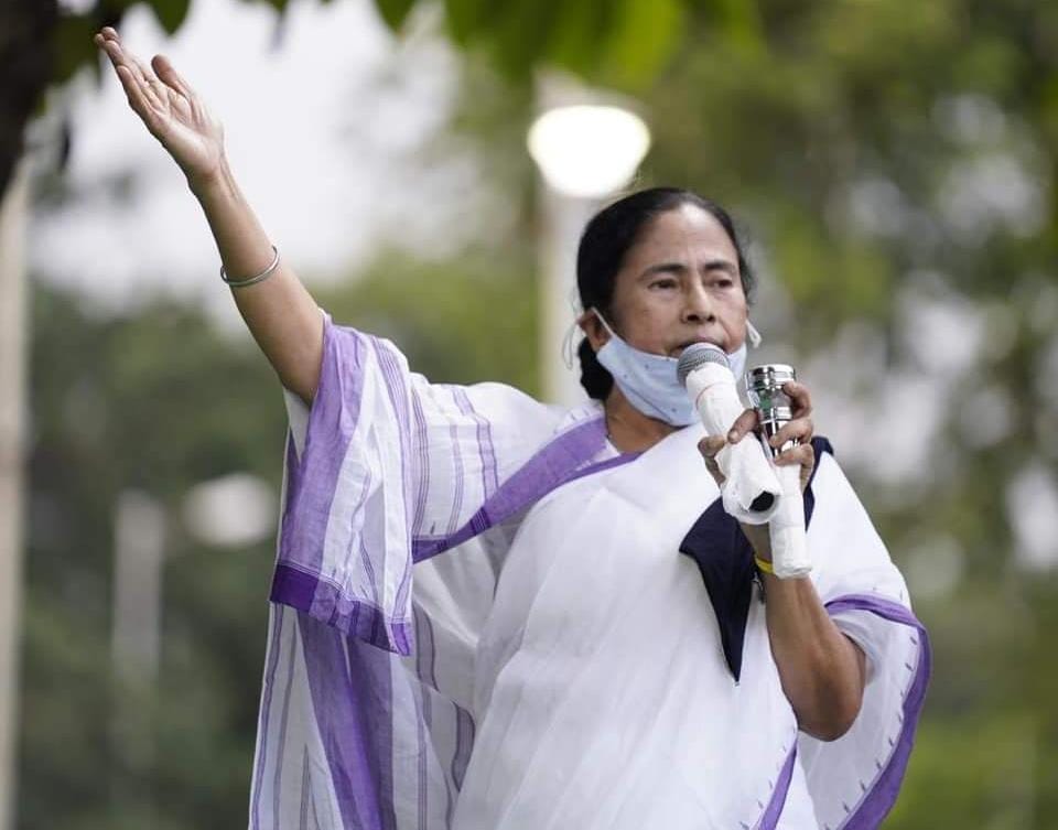 লরির চাকায় ছড়াচ্ছে করোনা, নতুন তত্ত্ব খাড়া করলেন মমতা