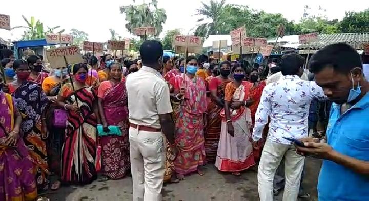 প্রশাসনকে জানিয়েও মেলেনি রাস্তা, বেহাল অবস্থার জেরে পথ অবোধ করল প্রমীলা বাহিনী