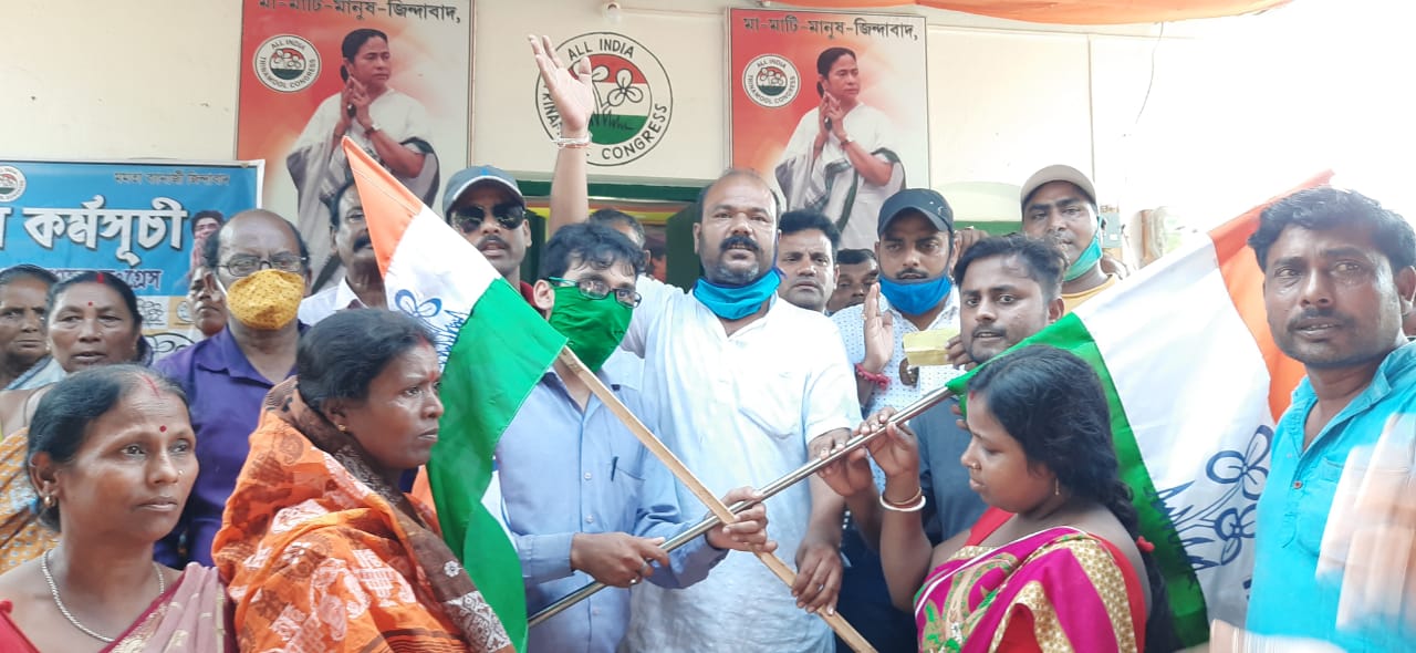 মালদহের হরিশ্চন্দ্রপুর এ বিজেপি ছেড়ে ১০০ জন যোগদান তৃণমূলে