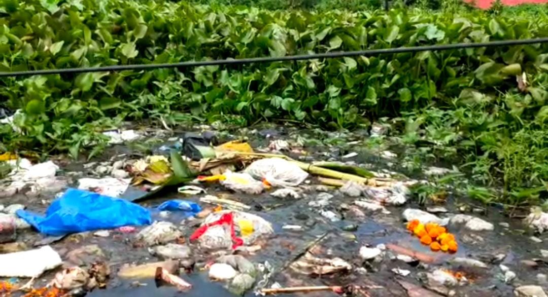 পুকুর সংস্কারের আবেদন জানিয়ে পৌরসভার দ্বারস্ত এলাকাবাসী