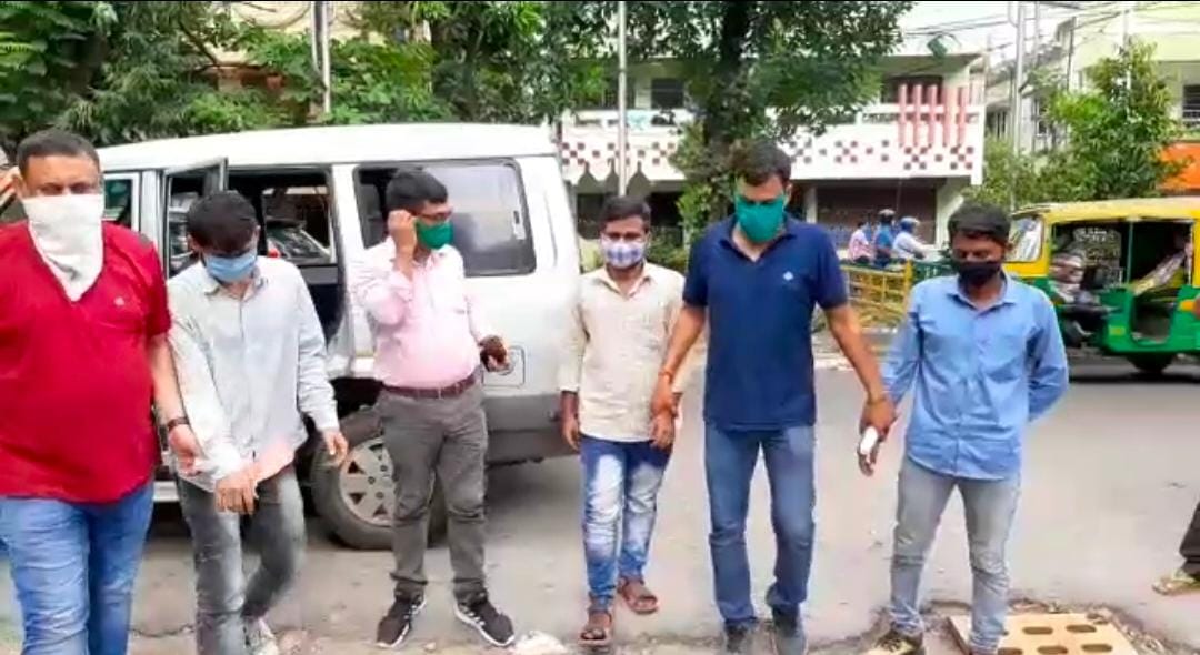 মানুষের সাথে প্রতারণা এবং বেআইনী কাজ করার অপরাধে ধৃত পাঁচ যুবকযুবতী