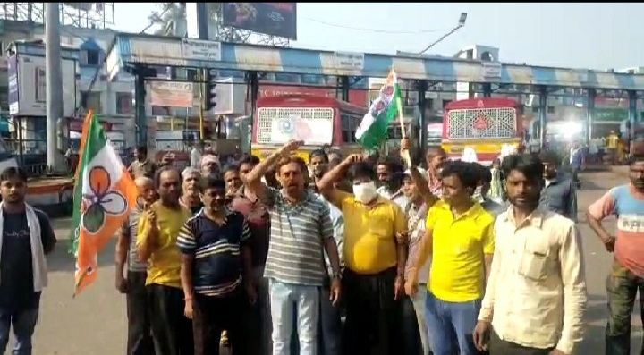 বাস চালক ও খালাসিদের পূজোর বোনাসের দাবি নিয়ে বিক্ষোভ