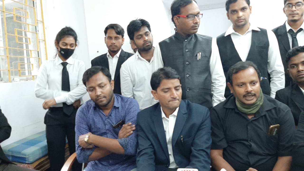 আন এডেড মাদ্রাসা টিচার্স অ্যাসোসিয়েশনের সঙ্গে বৈঠক হাইকোর্টের আইনজীবী মোফাক্কেরুল ও তাঁর সহযোগীদের