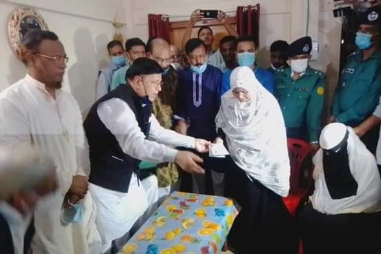 রায়হানের অবুঝ শিশুকে মোমেন ফাউন্ডেশনের পক্ষ থেকে নগদ দুইলক্ষ প্রদান