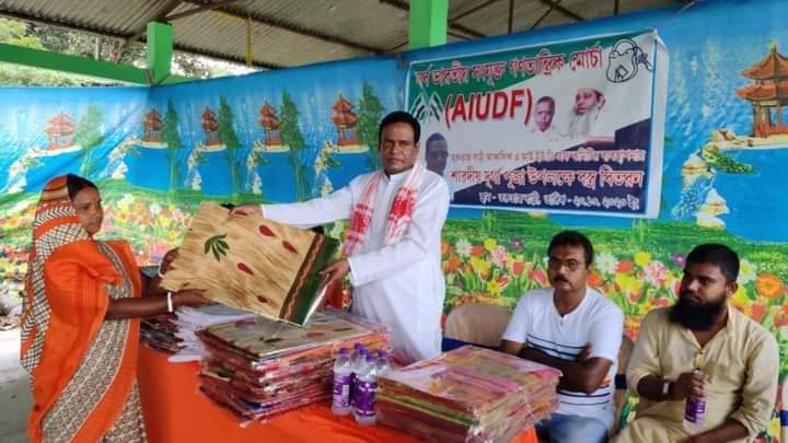 AIUDF -এর পক্ষ থেকে দূর্গাপুজা উপলক্ষে বস্ত্র বিতরন করলেন