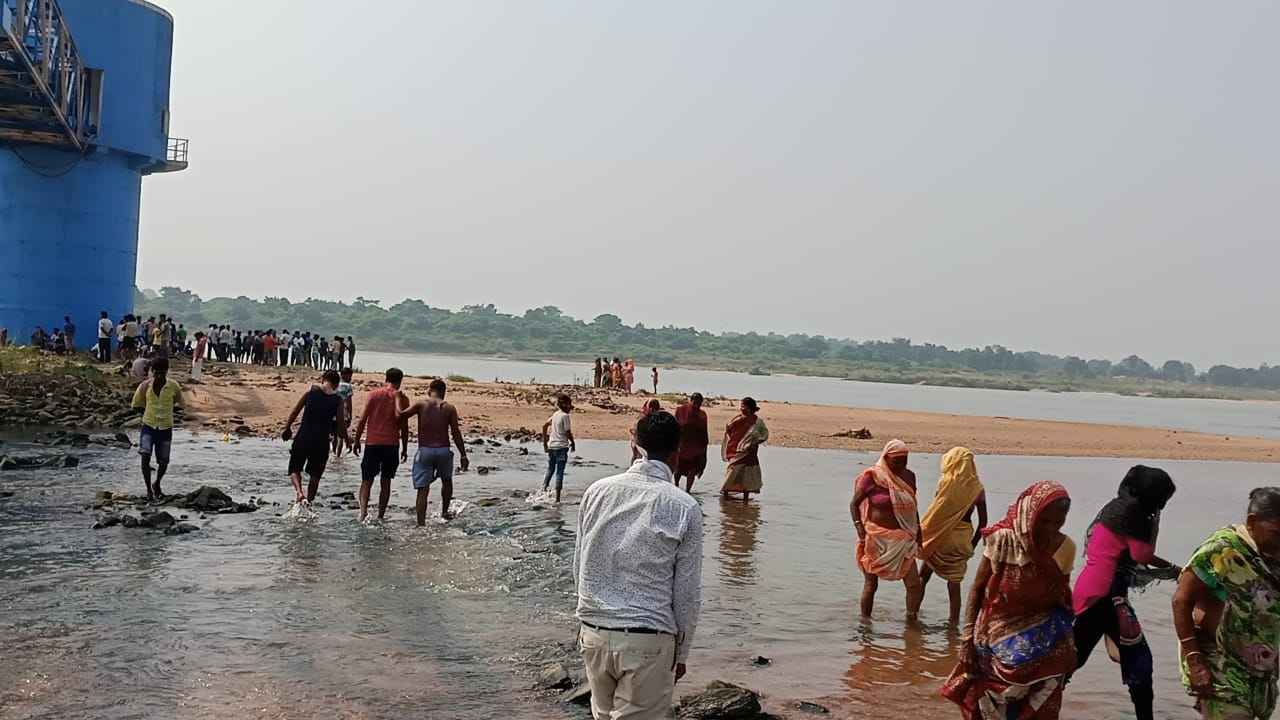 নিজের তিন মেয়েকে নদীতে ফেলে দিল বাবা
