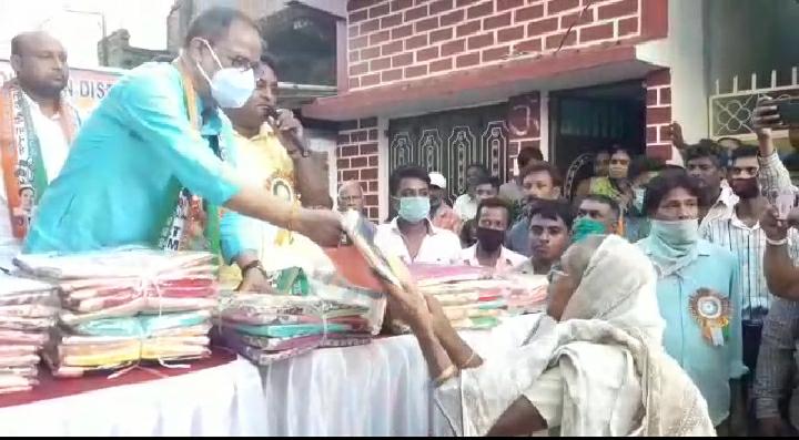 শারদীয়া উপলক্ষে পশ্চিম বর্ধমান জেলা তৃণমূল ইউথ কংগ্রেসের পক্ষ থেকে মহিলাদের মধ্যে শাড়ি বিতরণ