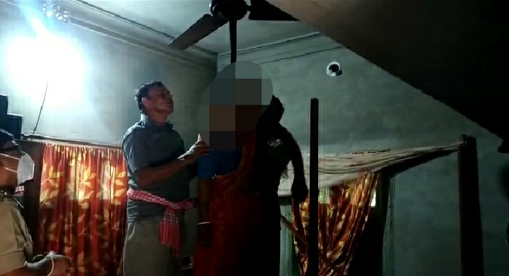 গৃহবধূর ঝুলন্ত দেহ উদ্ধারে চাঞ্চল্য এলাকায়