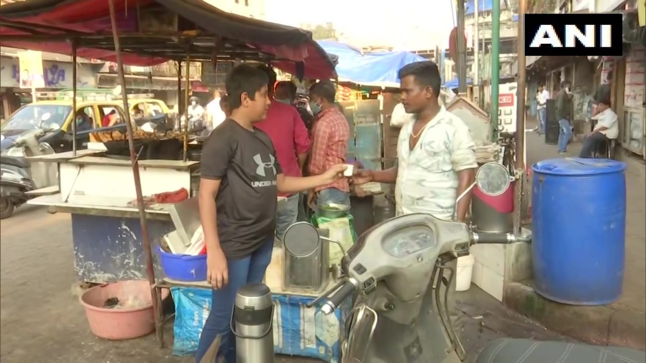 করোনা আবহে রোজগার বন্ধ মায়ের, অনটনের সংসার টানতে চা বিক্রি নাবালকের