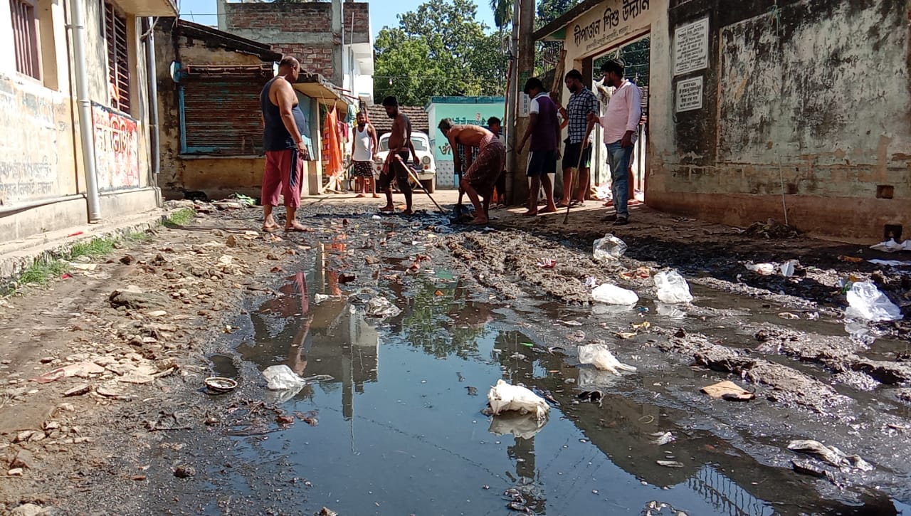 ড্রেনের জল পরিষ্কারে সাফাইকর্মীর ভূমিকায় ওয়ার্ডবাসী