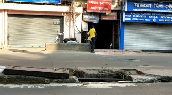 বর্ধমান শহরে জিটি রোডে রাস্তা বেহাল দশা, নজর নেই পৌরসভার
