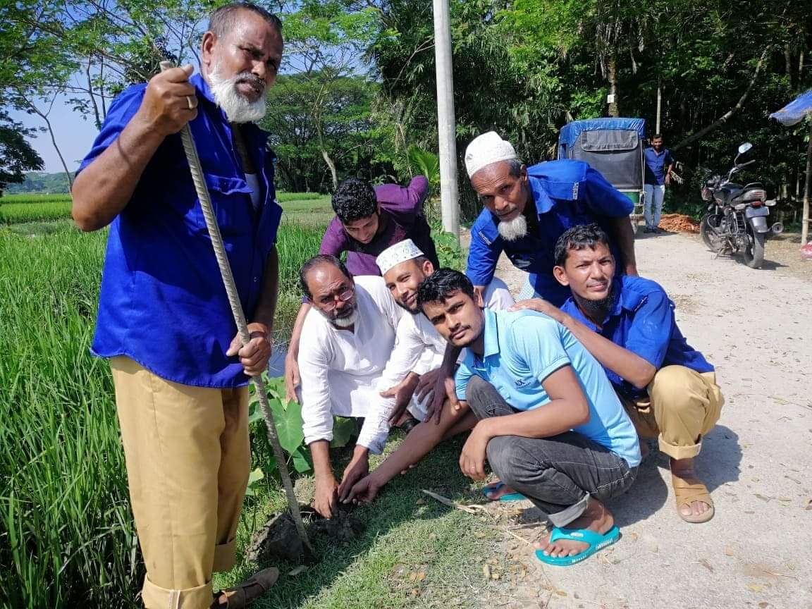 চরফ্যাশনে শহীদ মাহমুদুল্লাহ কন্ট্রাক্টর সড়কে তালের বীজ রোপণ