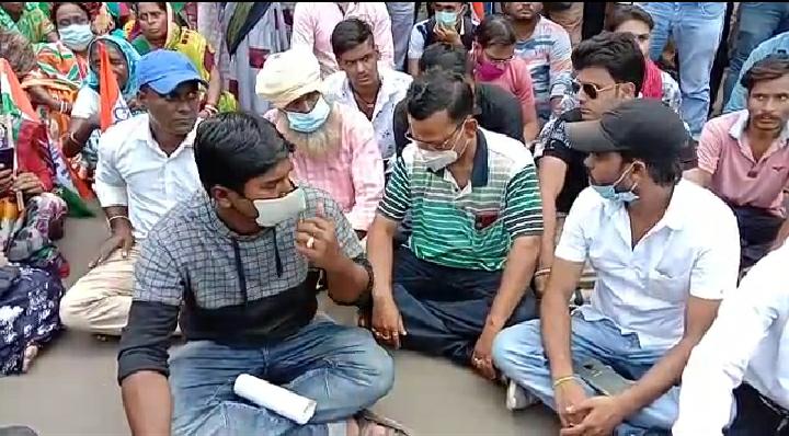 তৃণমূল যুব কংগ্রেসের কর্মীর হত্যার প্রতিবাদে বিক্ষোভ কুলটিতে